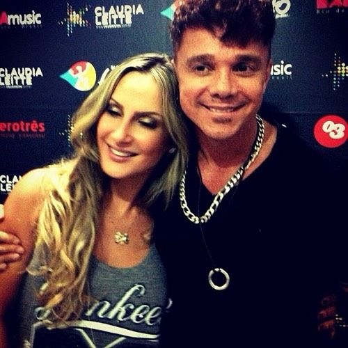 A cantora Claudia Leitte publicou uma foto antiga ao lado de Netinho e se despediu do colega com a mensagem. | Foto: Redes Sociais