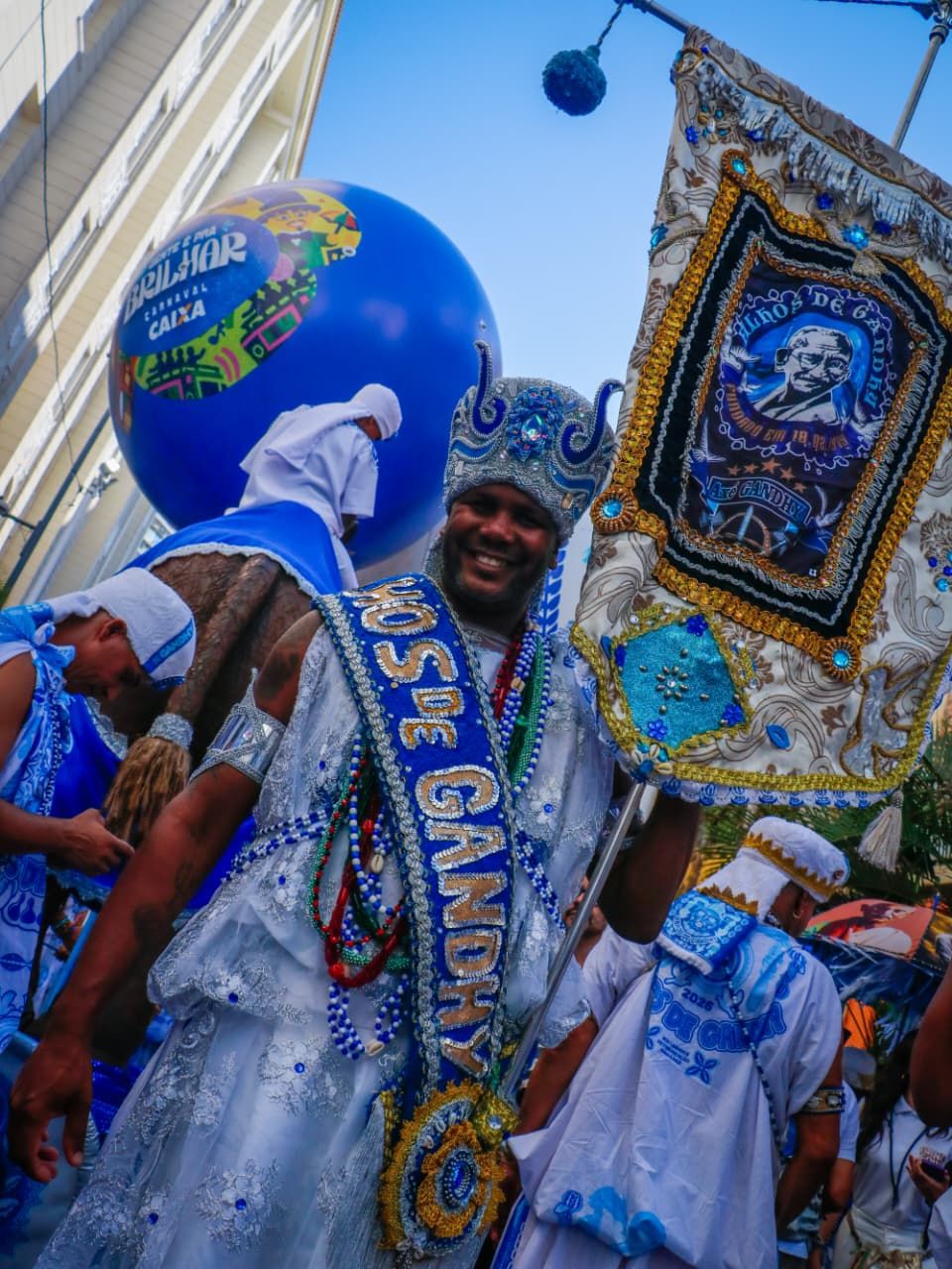 O Afox&eacute; Filhos de Gandhy movimentou o Pelourinho ao anunciar uma promo&ccedil;&atilde;o rel&acirc;mpago para a venda dos abad&aacute;s do pr&oacute;ximo ano. | Foto: @u_fafacria/Ag. Fred Pontes