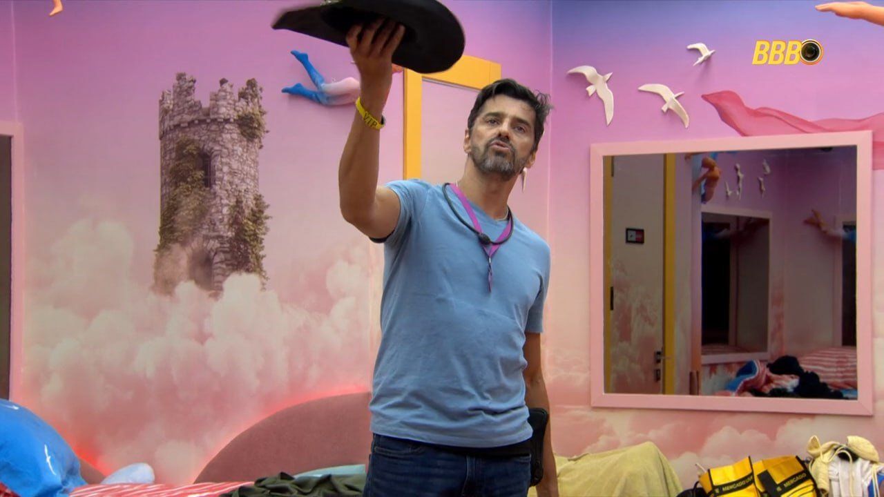 Ana Paula encontrou um chap&eacute;u de Cowboy e decidiu amass&aacute;-lo. | Foto: Gshow