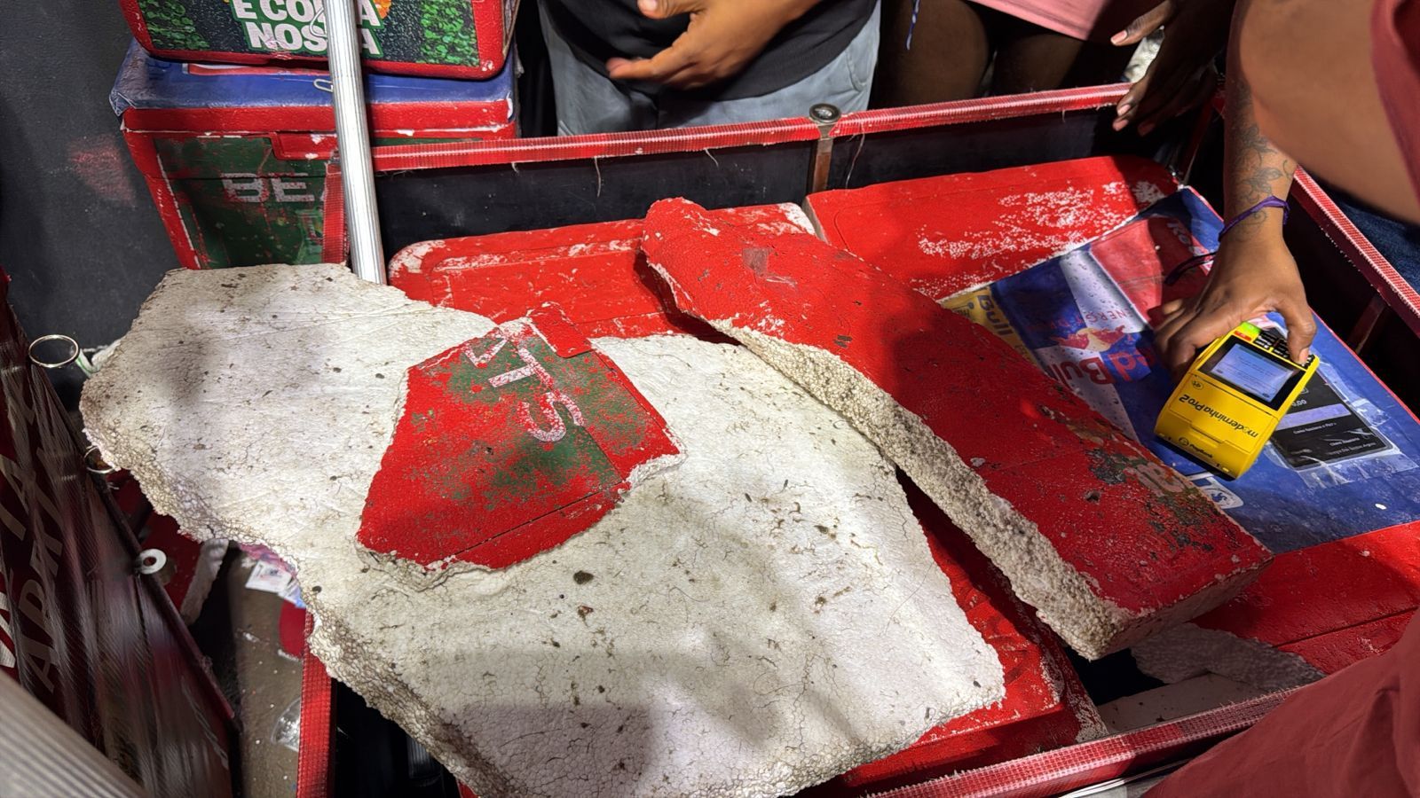 Durante a passagem de Anitta, ambulantes relataram que a confus&atilde;o envolvendo os foli&otilde;es resultou em preju&iacute;zos materiais e financeiros, estimados em R$ 2 mil. | Foto: Jo&atilde;o Tramm/Aratu On