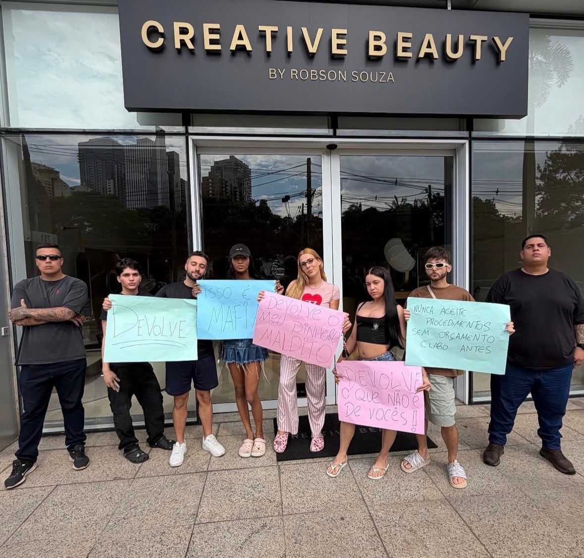 A influenciadora publicou v&iacute;deos criticando o atendimento e cobrando o estorno do valor pago. | Foto: Redes Sociais