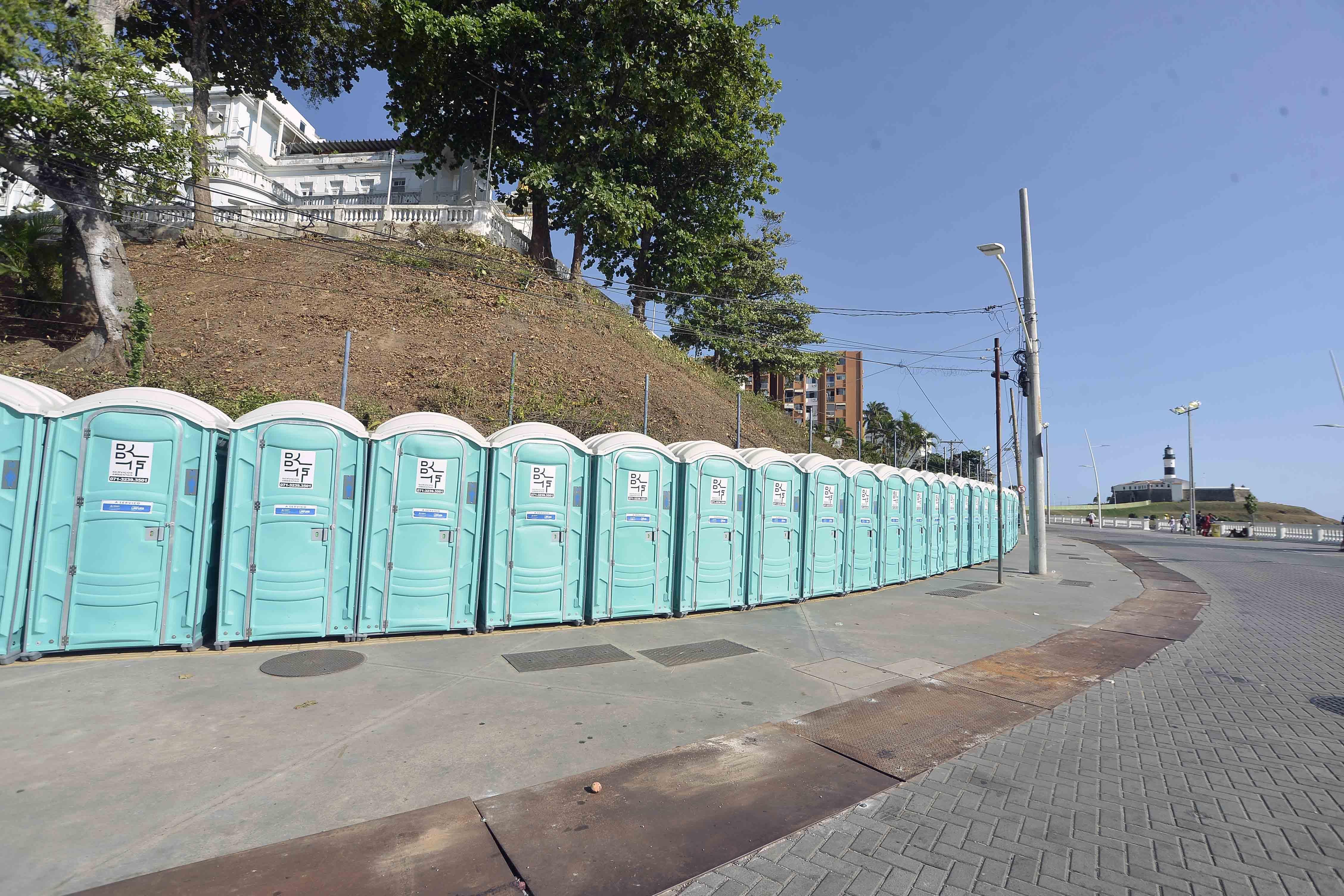 Para muitos foli&otilde;es, a maior preocupa&ccedil;&atilde;o &eacute; encontrar um banheiro de forma r&aacute;pida, segura e higi&ecirc;nica durante o Carnaval de Salvador. | Foto: Jefferson Peixoto/Secom