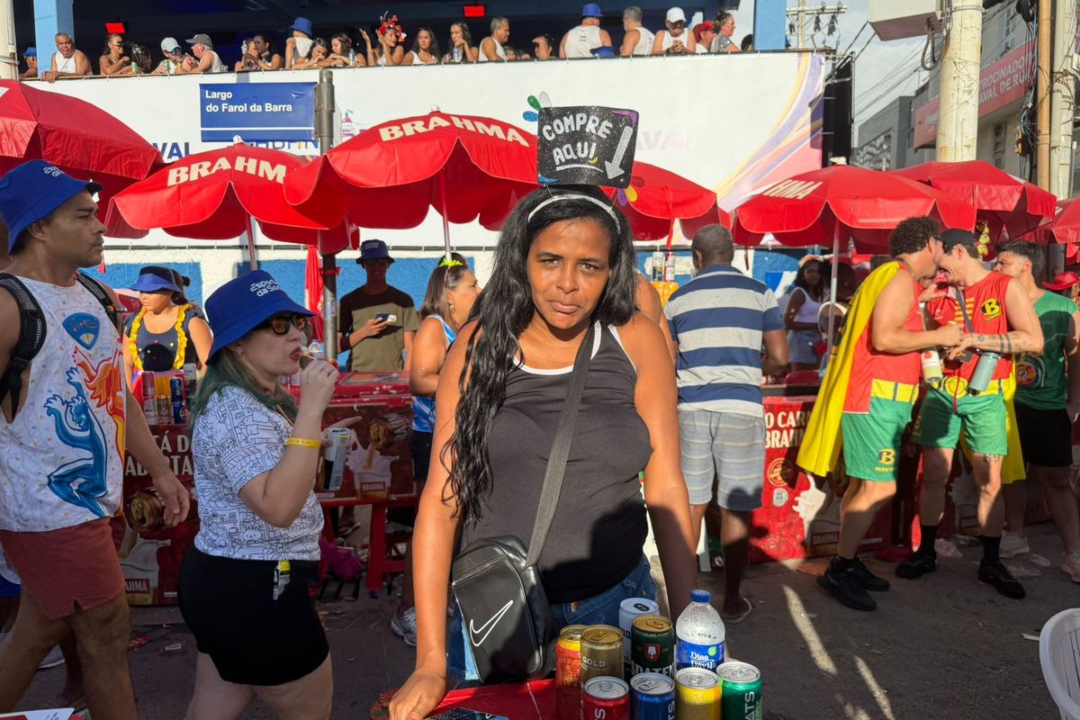 Lilian Rodrigues, influenciadora e vendedora ambulante no Carnaval de Salvador. Foto: Jo&atilde;o Tramm / Aratu On