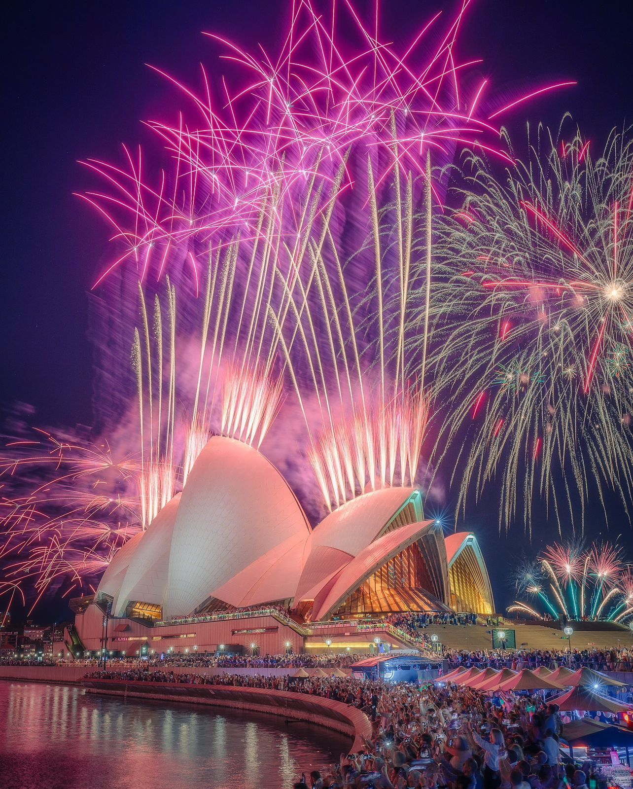 Na Austr&aacute;lia, a principal celebra&ccedil;&atilde;o ocorreu na Ba&iacute;a de Sydney, onde milhares de pessoas acompanharam o espet&aacute;culo de fogos de artif&iacute;cio. | Foto: Redes Sociais
