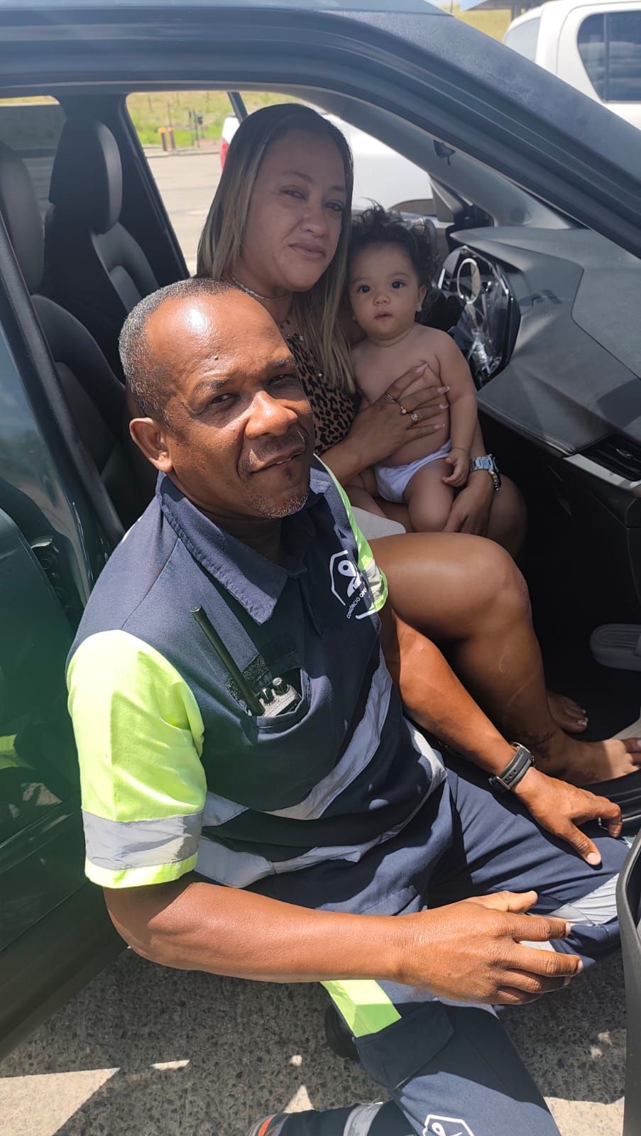 Valentina Oliveira, de 7 meses, estava engasgada, e foi salva pelo inspetor Gilvan Bispo. | Foto: Divulgação