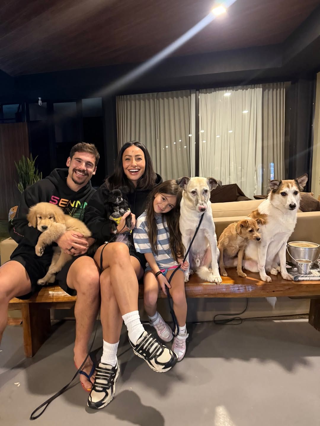 Na grava&ccedil;&atilde;o, Sabrina aparece ao lado de Nicolas e da filha Zoe, de 7 anos. | Foto: Redes Sociais