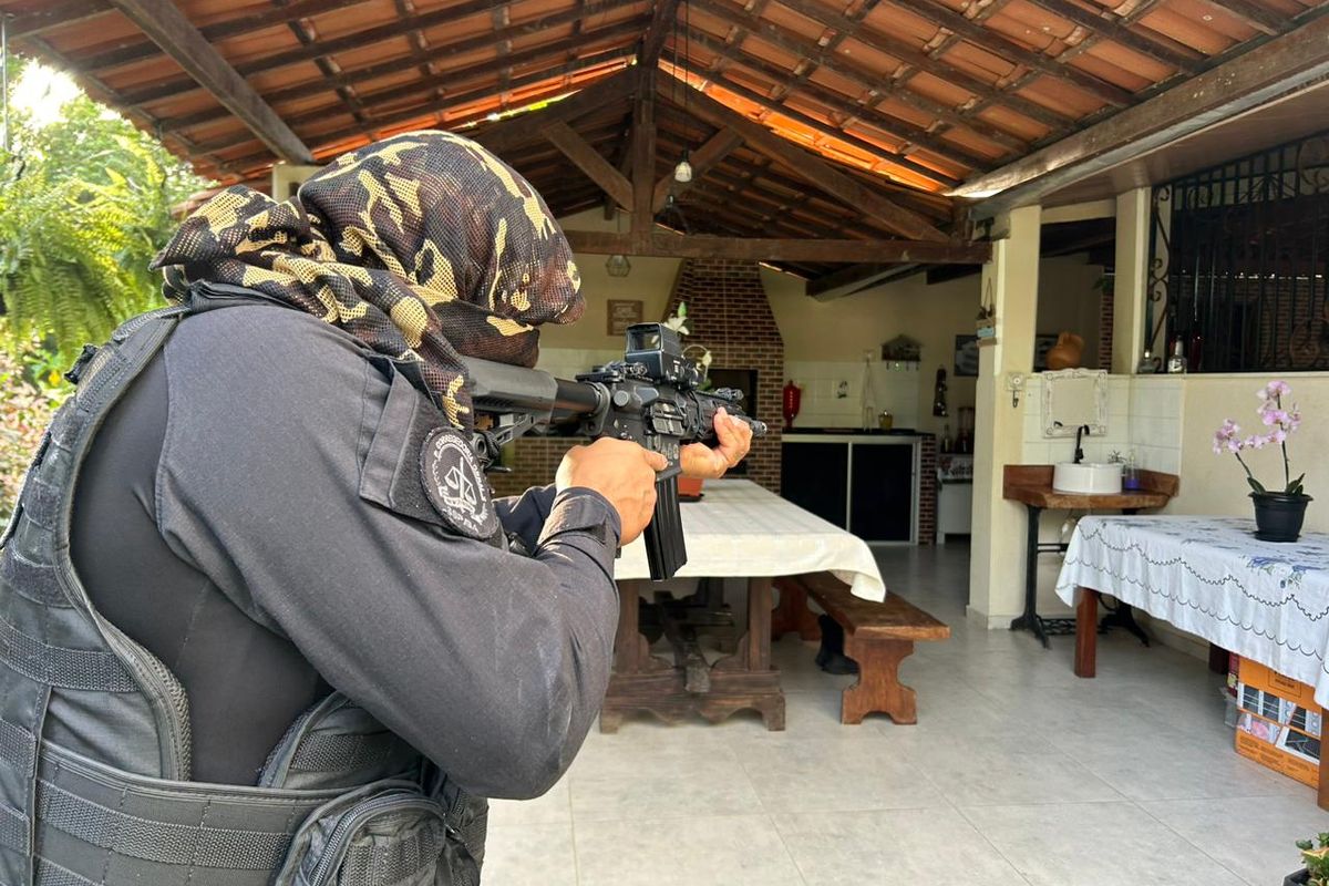 Corregedoria da Polícia Militar e o Batalhão de Choque, ligados à SSP, cumpre mandatos de busca e apreensão. Foto: Flávia Vieira