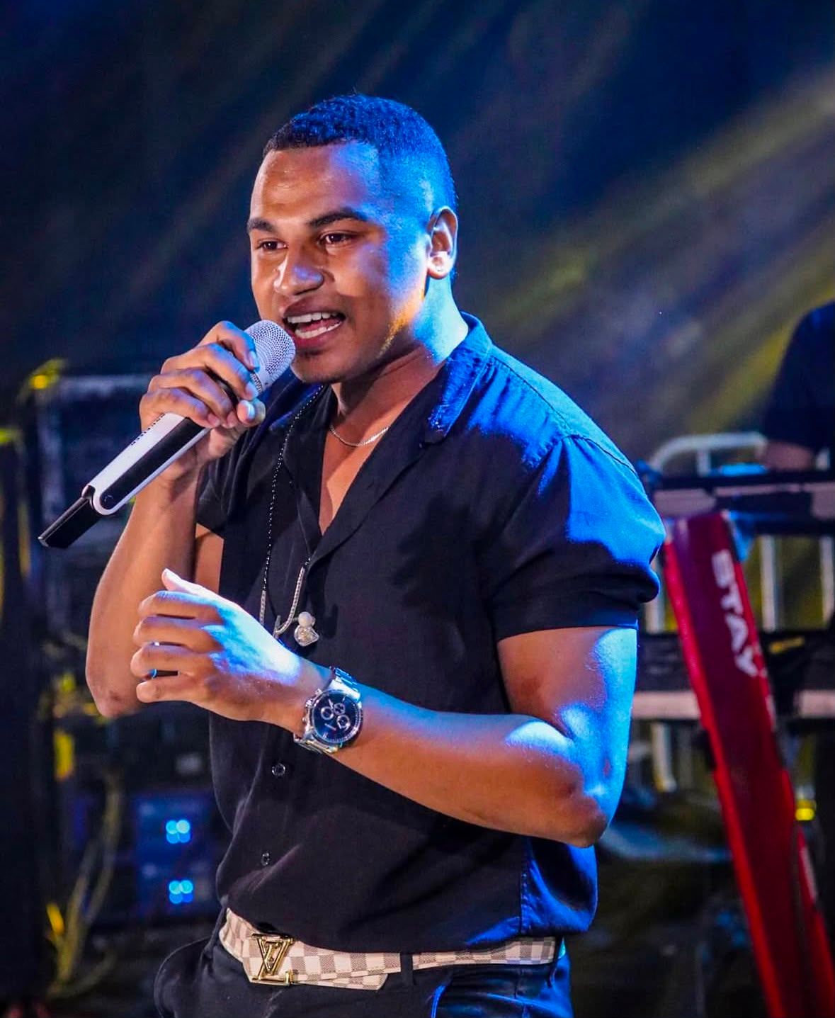 O cantor Robert Astro, de 25 anos, perdeu as duas pernas ap&oacute;s ser prensado entre dois ve&iacute;culos durante um acidente na Bahia. | Foto: Redes Sociais