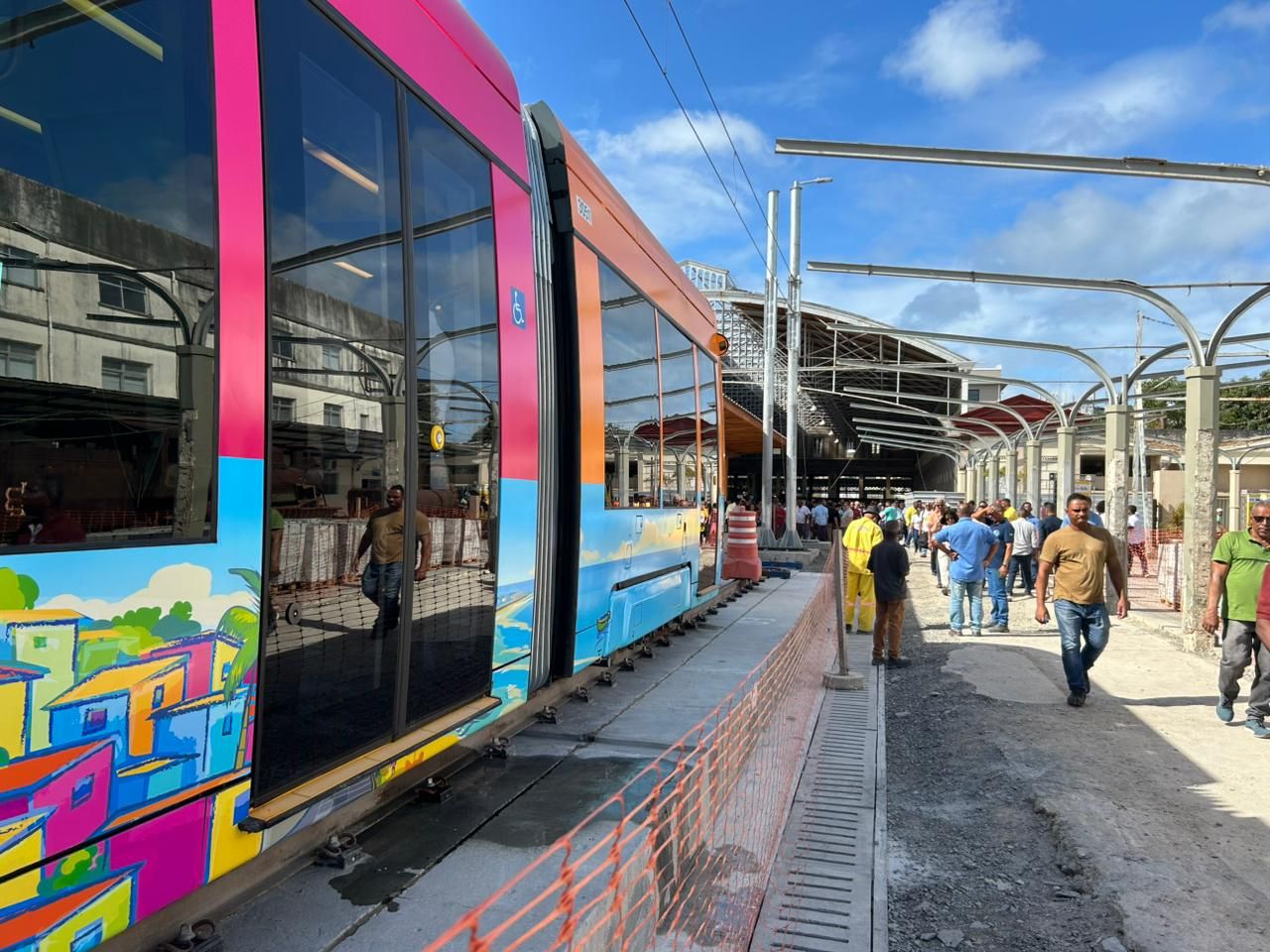 O VLT de Salvador fez, na manh&atilde; desta sexta-feira (19), a primeira viagem-teste tripulada do modal. | Foto: Matheus Caldas/Aratu On