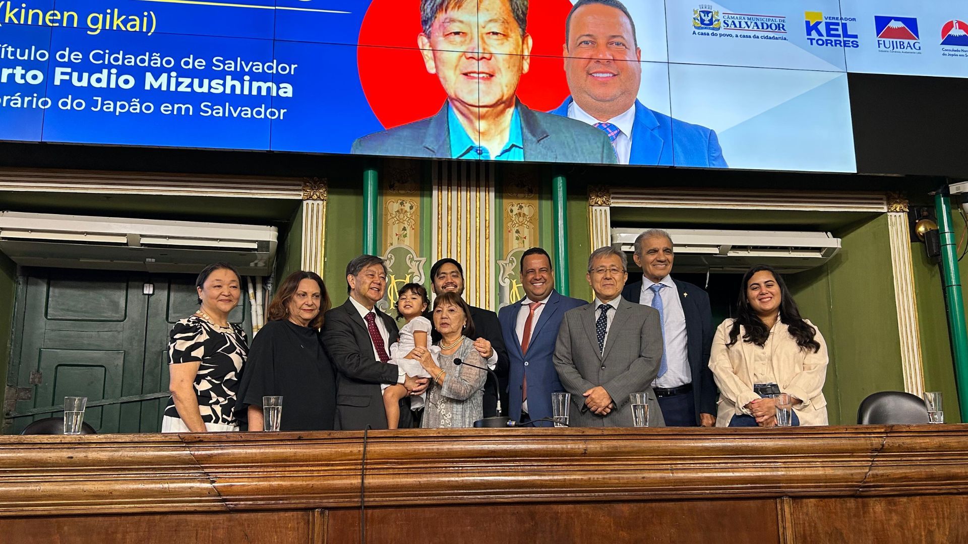 Roberto Mizushima, cônsul honorário do Japão, recebe o título de cidadão soteropolitano. Foto: Júlia Naomi / Aratu On