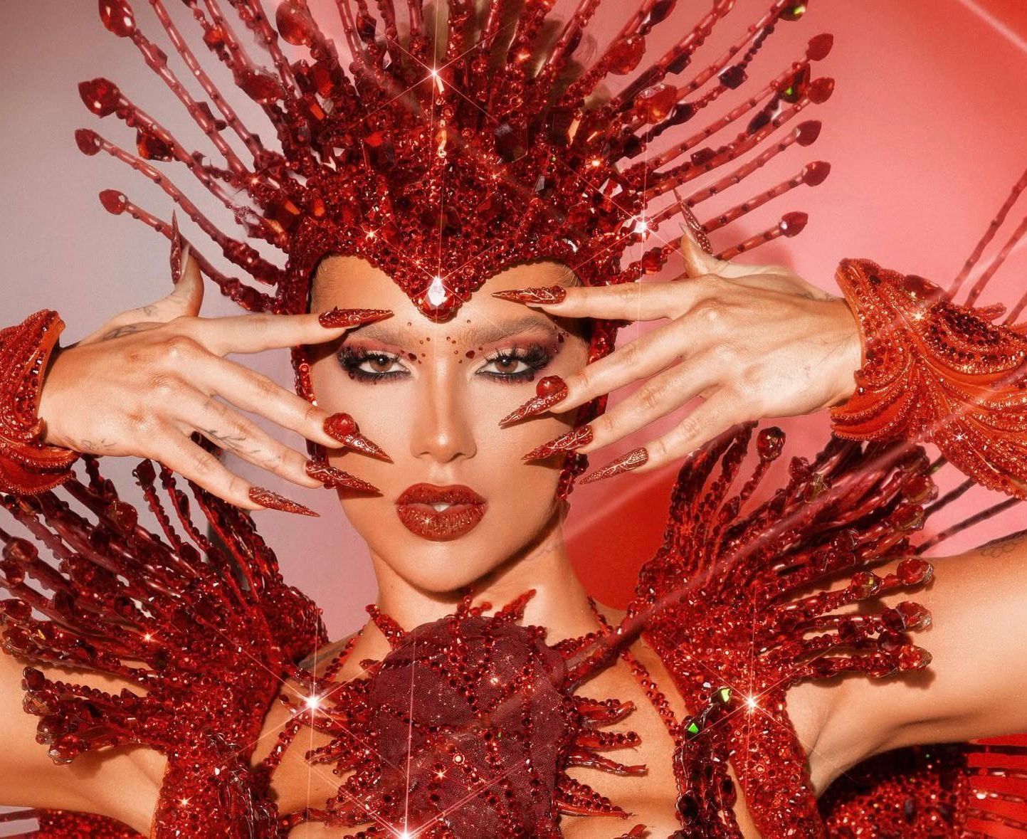 À frente da bateria, Virginia Fonseca desfilou com uma fantasia tecnológica de 15 kg. | Foto: Redes Sociais