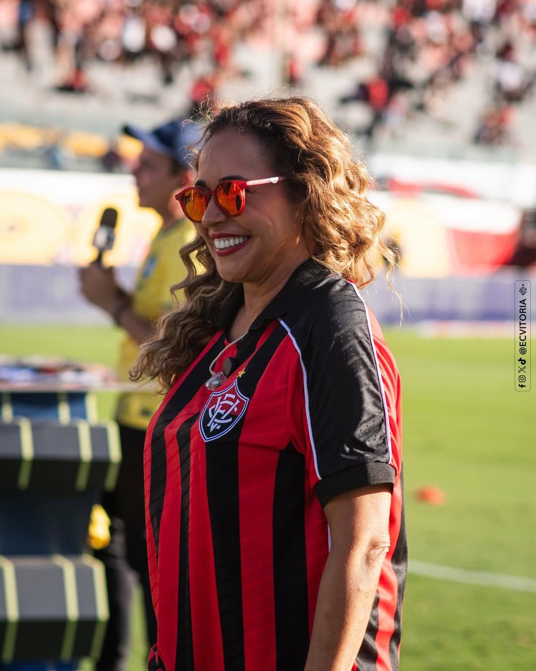 A cantora Daniela Mercury marcou presença no Barradão, em Salvador, neste sábado (11), durante o confronto entre o Vitória e o São Paulo. | Foto: Victor Ferreira/EC Vitória