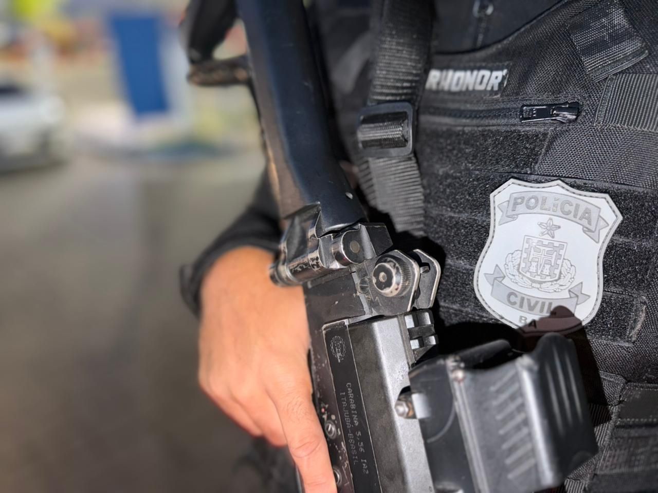 Um homem foi at&eacute; a resid&ecirc;ncia do sargento da reserva levando uma sacola com marmitas. | Foto: Divulga&ccedil;&atilde;o/Ascom PC-BA