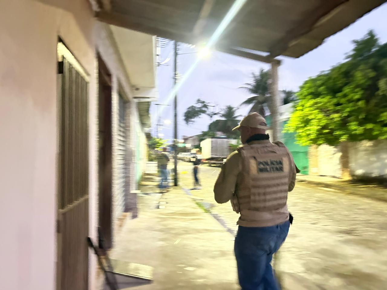 Um homem apontado como gerente do tr&aacute;fico de drogas na regi&atilde;o da Gamboa foi preso ndurante a Opera&ccedil;&atilde;o For&ccedil;a Total. | Foto: PM-BA