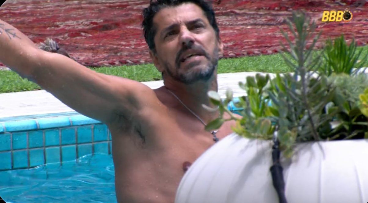 A briga entre eles come&ccedil;ou na noite de ontem (22), ap&oacute;s o brother citar o pai da jornalista, Gerardo Henrique Renault, de 96 anos, durante uma discuss&atilde;o na cozinha. | Foto: Gshow