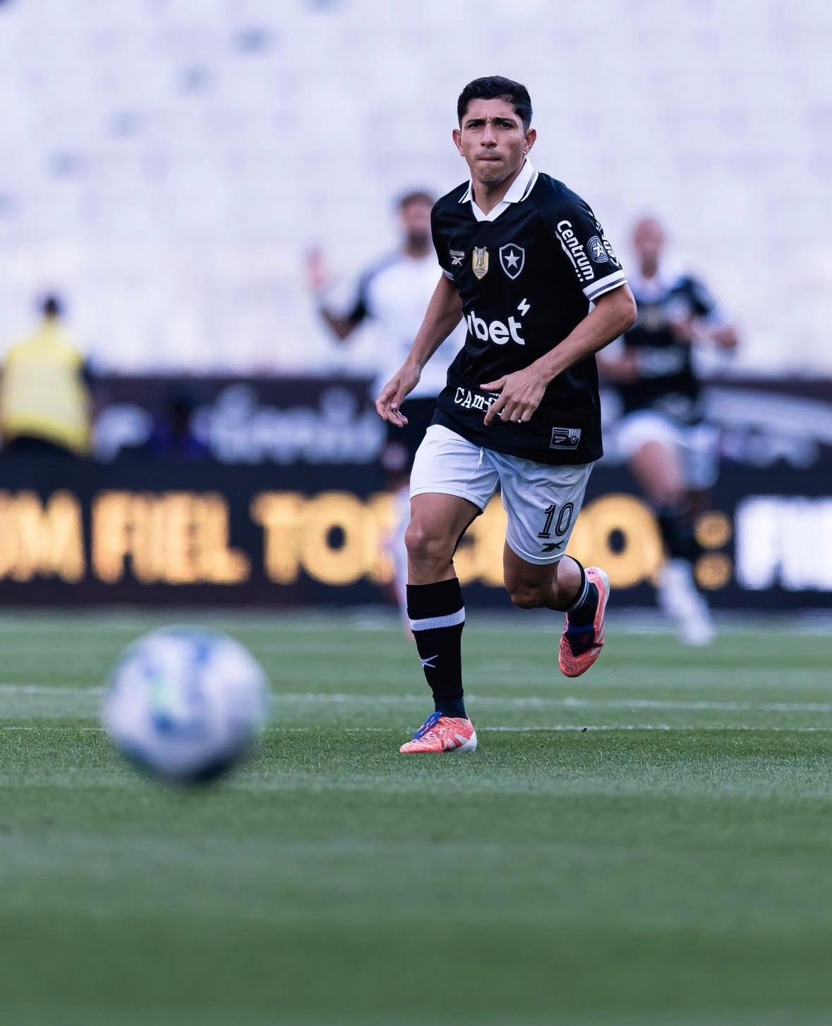 O jogador Jefferson Savarino ficou preso na Venezuela com a fam&iacute;lia ap&oacute;s o fechamento dos aeroportos do pa&iacute;s em decorr&ecirc;ncia do ataque dos Estados Unidos. | Foto: Redes Sociais