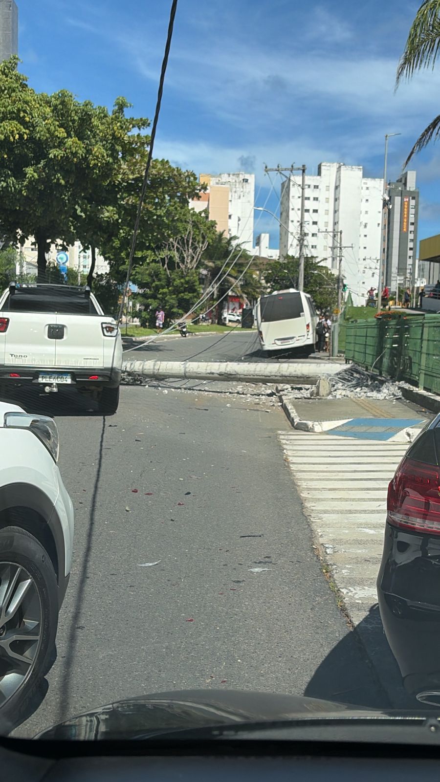Um &ocirc;nibus colidiu contra um poste no bairro do Costa Azul, em Salvador, no final da manh&atilde; desta sexta-feira (22). | Foto: Redes Sociais