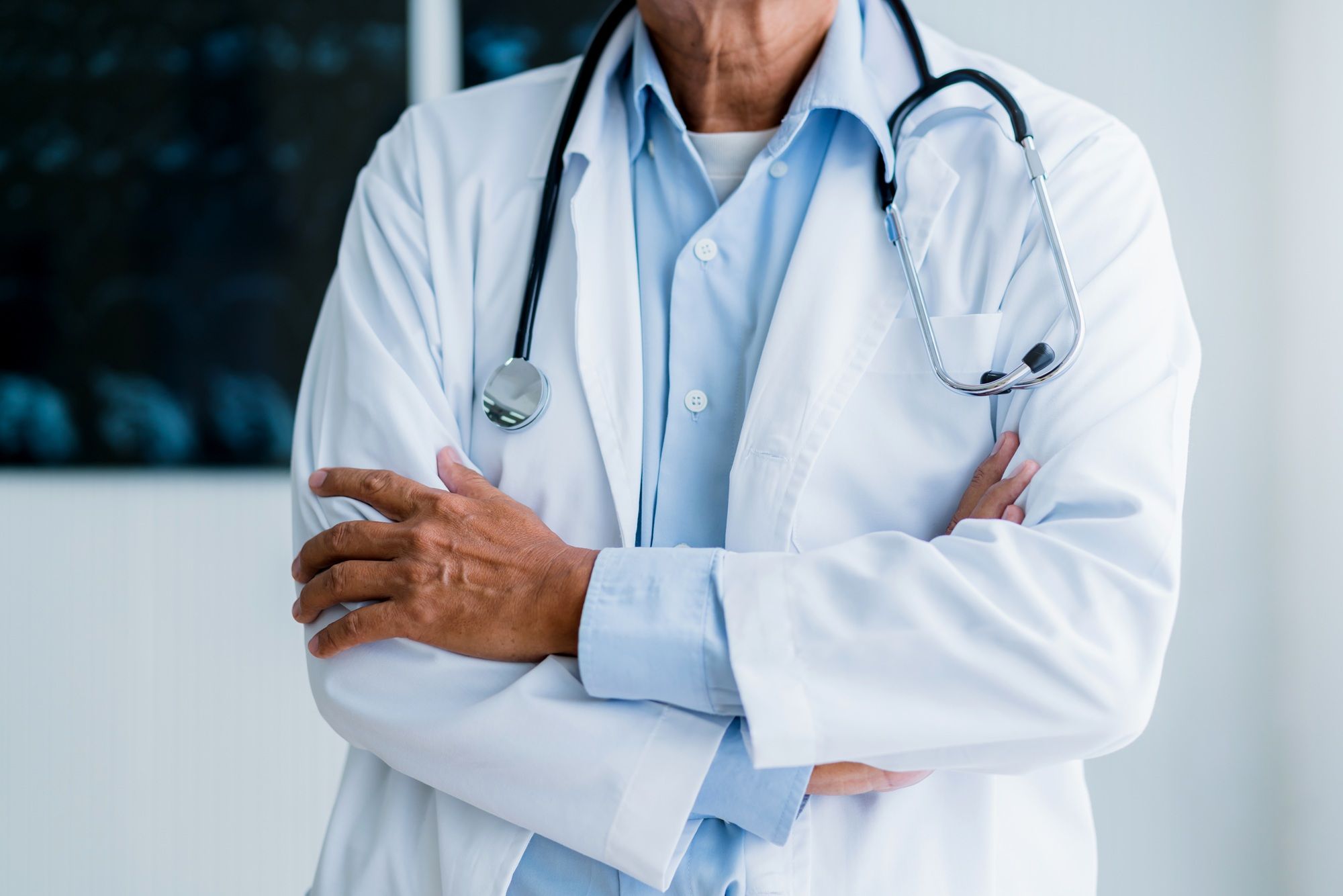 Uma comiss&atilde;o do Senado aprovou um projeto de lei que aumenta o piso salarial de m&eacute;dicos e cirurgi&otilde;es-dentistas. | Foto: FreePik