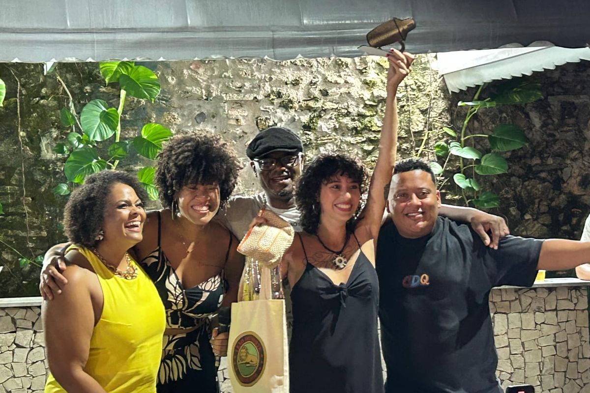 Ao centro, Morgana Hannie, 1º lugar no Prêmio Chefe da Quebrada. Foto: Júlia Naomi / Aratu On