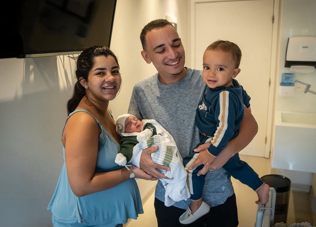 Ary Mirelle, esposa do cantor João Gomes, relatou um contratempo doméstico enquanto tentava acompanhar a cerimônia do Grammy Latino. | Foto: Redes Sociais