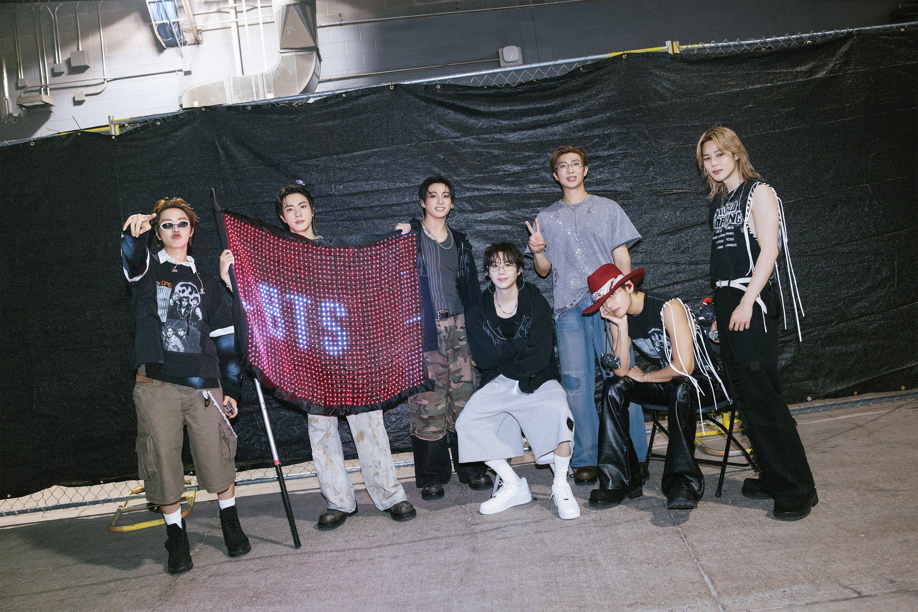 Com os shows do BTS se aproximando, algumas participantes conseguiram comprar o acess&oacute;rio em outros lugares. | Foto: Divulga&ccedil;&atilde;o/BTS