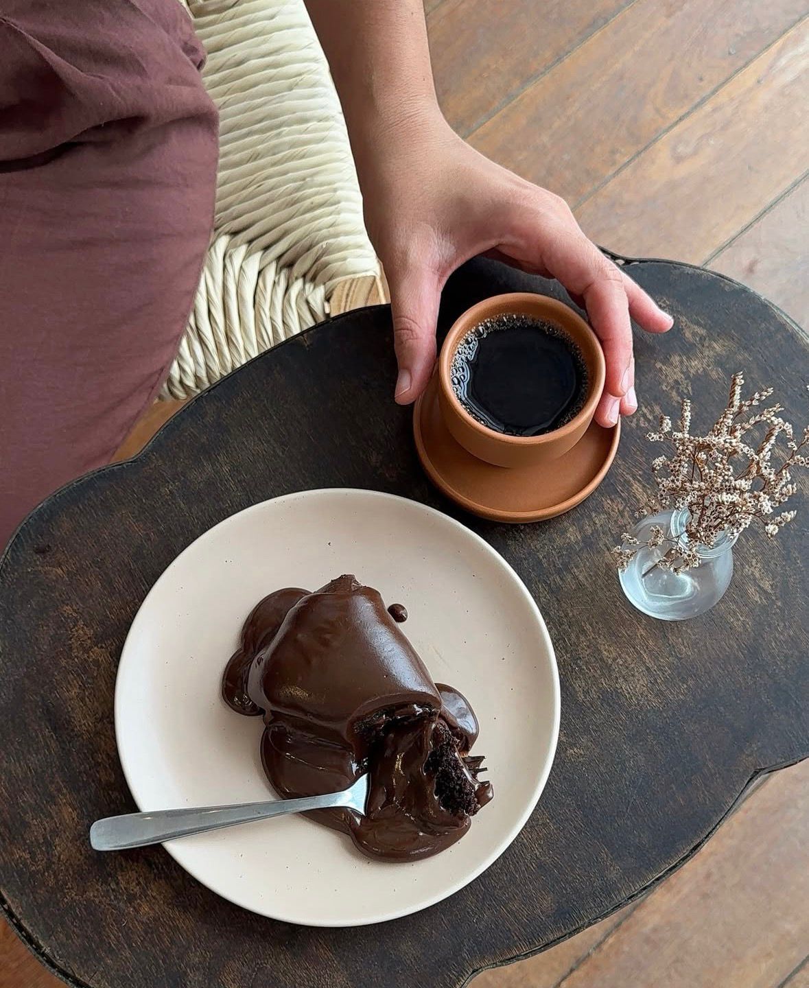 Nesta terça-feira (27), no Dia Mundial do Bolo de Chocolate, o Aratu On visitou o café. | Foto: Redes Sociais/@curadorialab_