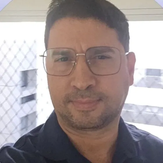 Ênio Alcantara foi acusado, em outubro de 2018, de praticar ato sexual dentro de uma loja de roupas esportivas no Shopping Estrada do Côco, em Lauro de Freitas. | Foto: Redes Sociais