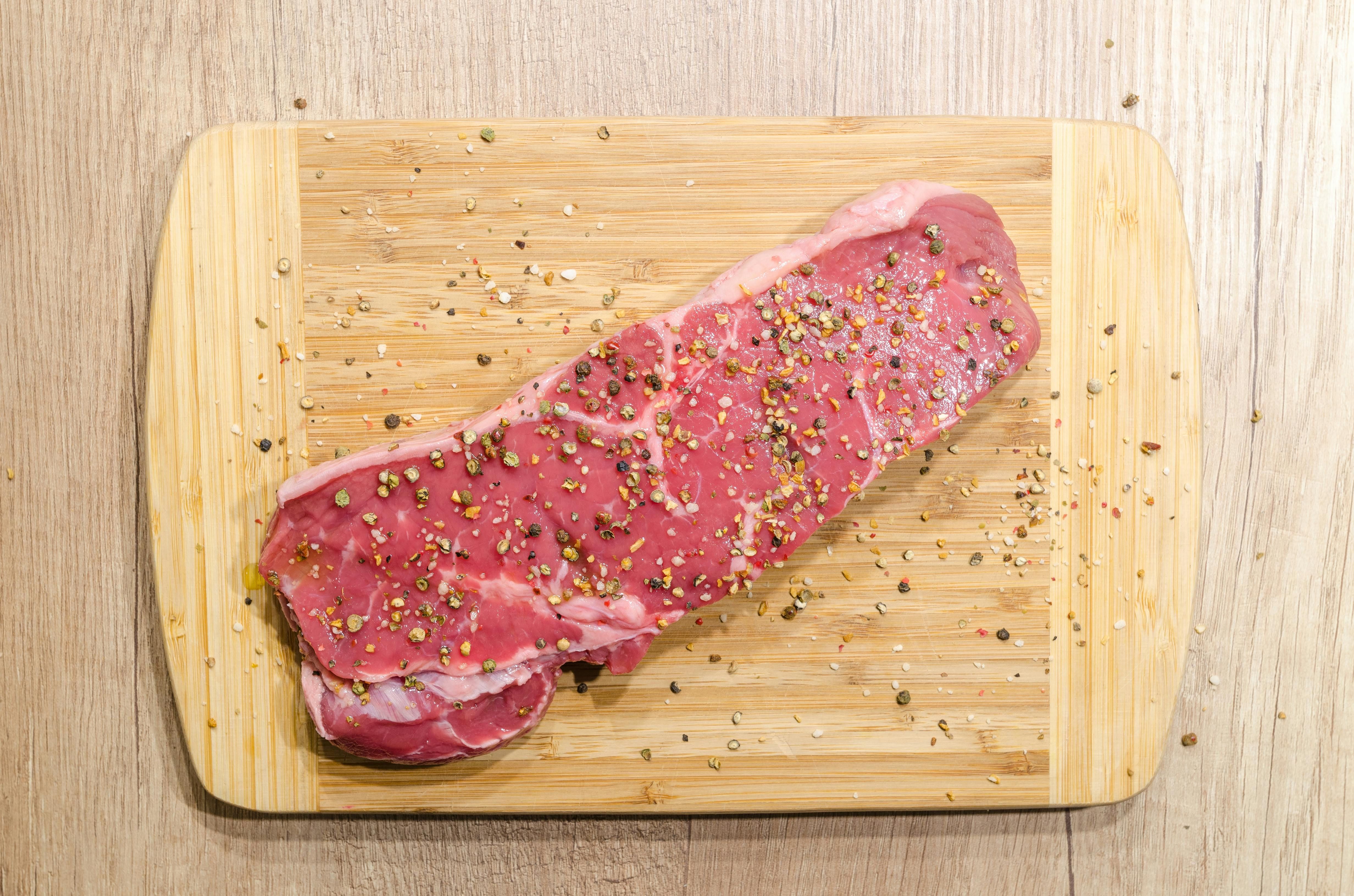 Um estudorealizado ao longo de 15 anos aponta que dietas ricas em carne vermelha, alimentos processados e bebidas adoçadas podem aumentar o risco de doenças neurológicas. | Foto: Ilustrativa/Pexels