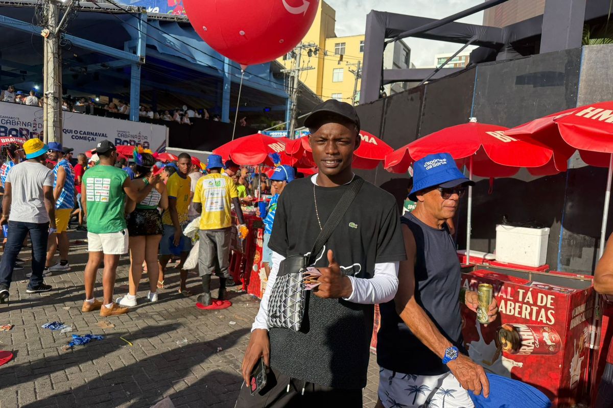 Romson da Silva, vendedor ambulante no Carnaval de Salvador. Foto: Jo&atilde;o Tramm / Aratu On