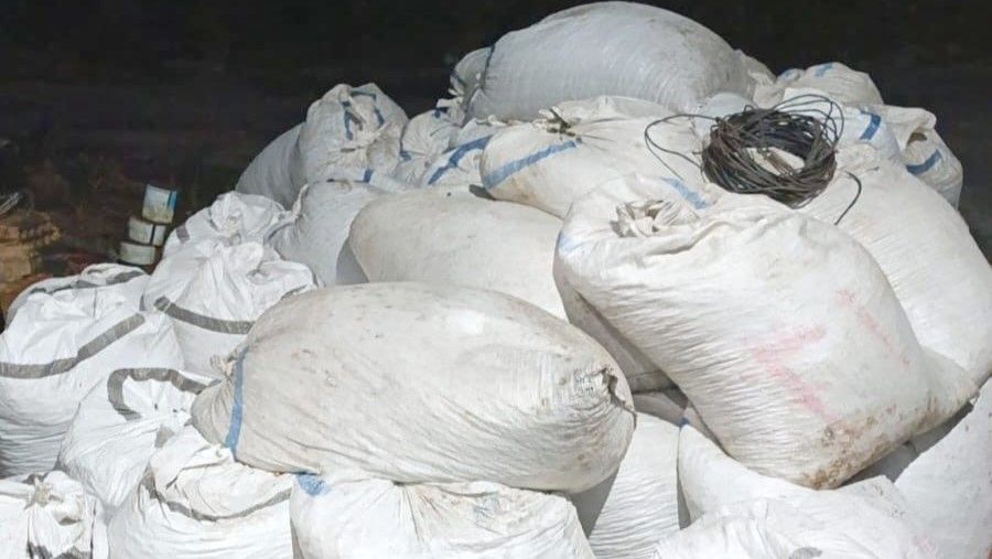 Ainda conforme a pol&iacute;cia, o suspeito chegou ao local dirigindo o ve&iacute;culo monitorado e transportando aproximadamente 16 sacas do produto. | Foto: Pol&iacute;cia Civil/Ascom
