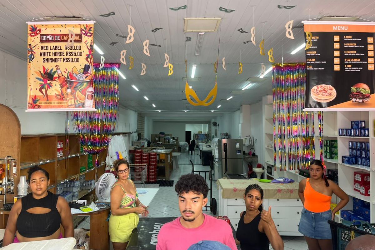 Loja dos bordados, especializada em cama, mesa e banho, vende bebidas durante o Carnaval de Salvador. Foto: Matheus Caldas / Aratu On