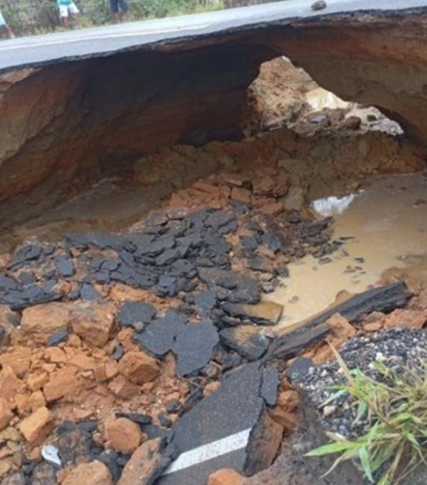 Uma cratera abriu na BR-116, no trecho que liga Araci a Tucano, no interior da Bahia, na manhã desta sexta-feira (21). | Foto: PRF