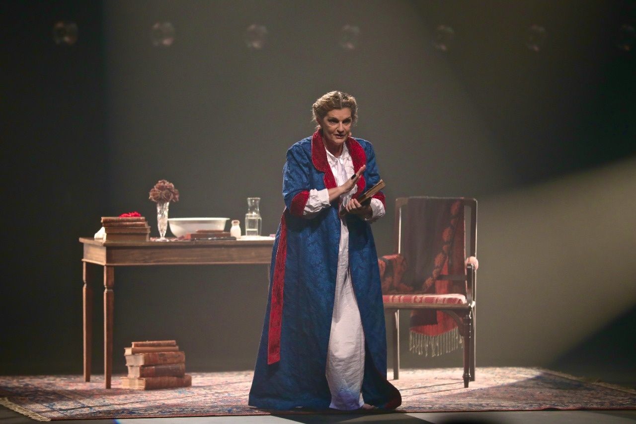A montagem marca a estreia de Lúcia Helena Galvão na dramaturgia. | Foto: Divulgação