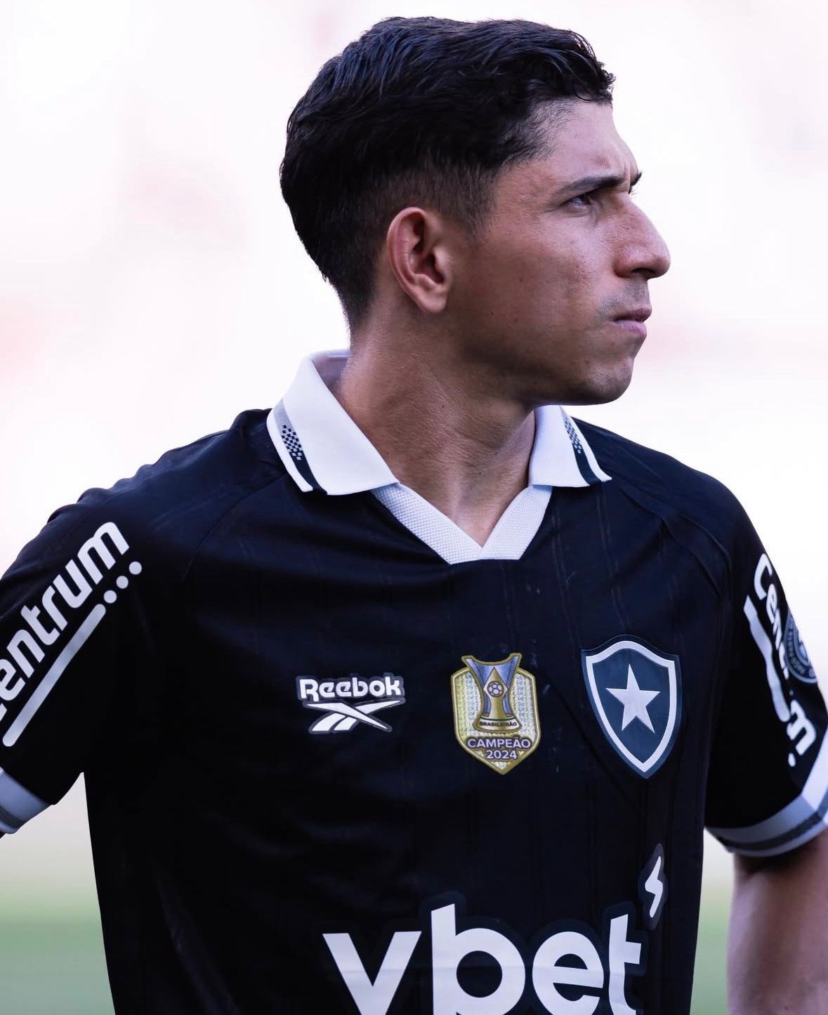 O atleta, que tinha retorno previsto para este s&aacute;bado (3), n&atilde;o conseguir&aacute; se reapresentar ao Botafogo neste domingo (4). | Foto: Redes Sociais