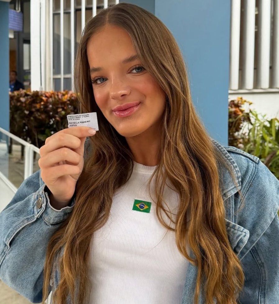 Rafaella Justus, de 17 anos, se pronunciou ap&oacute;s receber ataques e cr&iacute;ticas nas redes sociais relacionados ao seu primeiro voto. | Foto: Redes Sociais