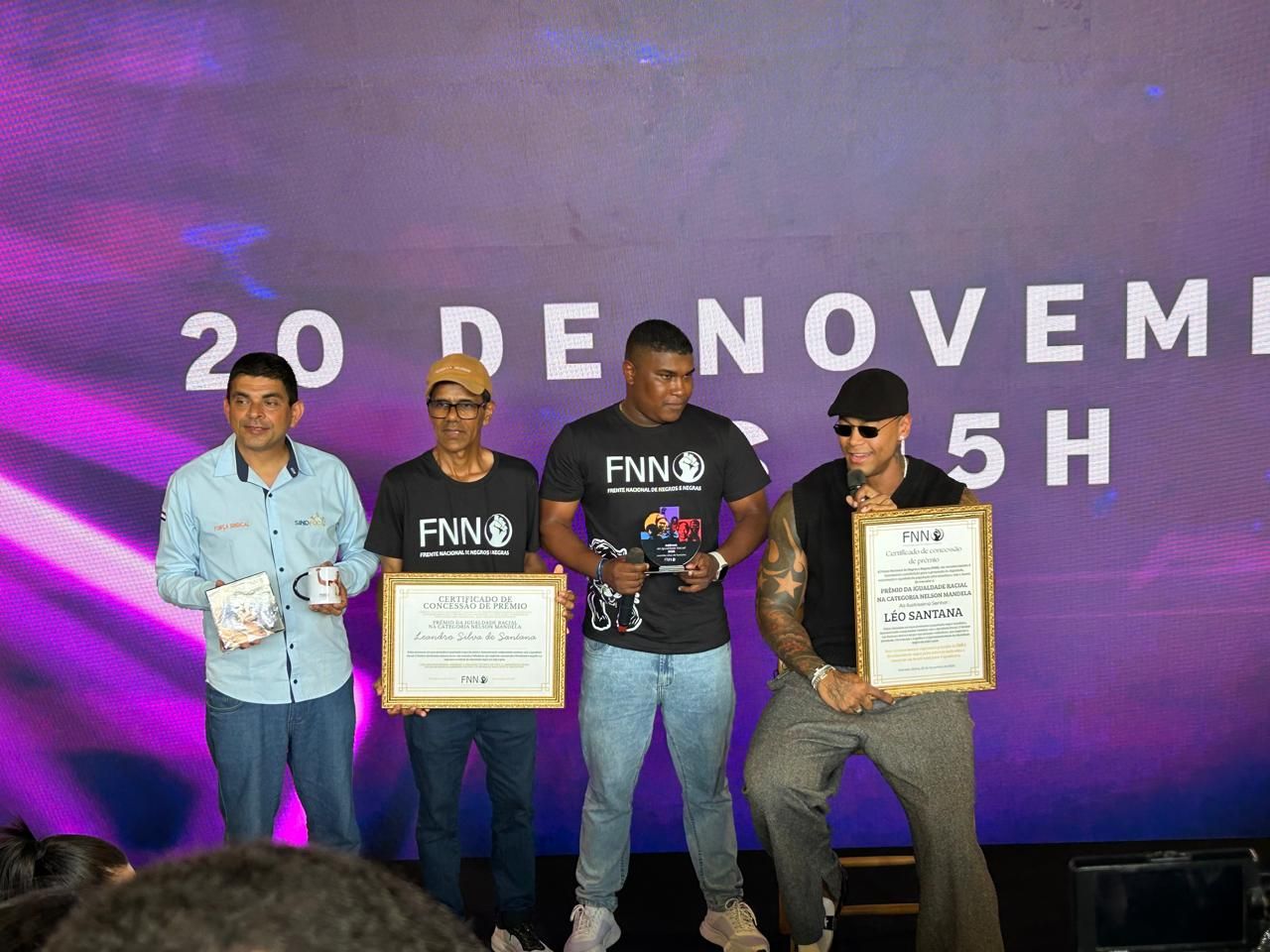 Léo Santana recebeu, nesta quarta-feira (19), o Prêmio da Igualdade Racial – Categoria Nelson Mandela, principal honraria concedida pela Frente Nacional de Negros e Negras. | Foto: Juana Castro/Aratu On