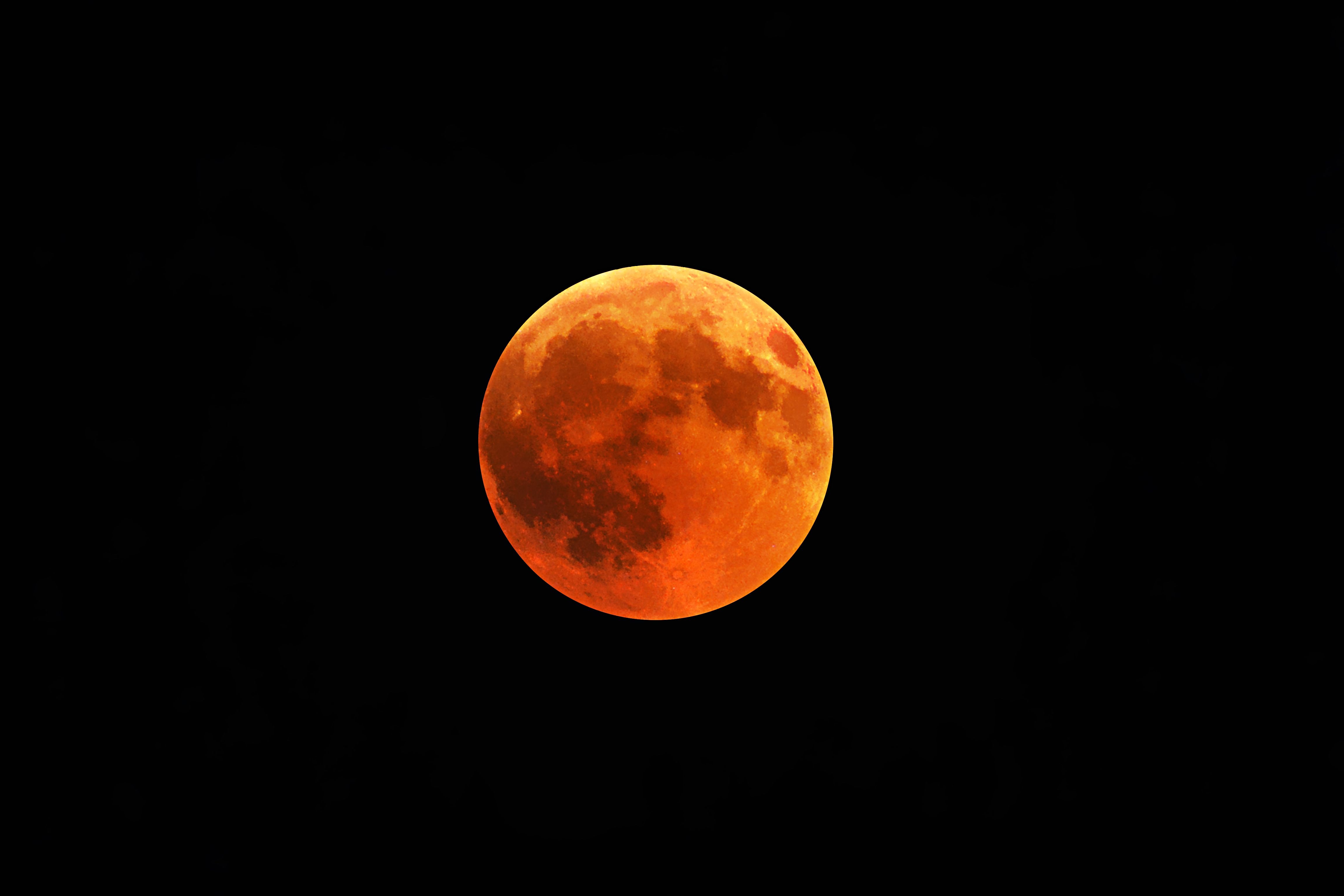 Durante o eclipse, ela poder&aacute; adquirir uma colora&ccedil;&atilde;o avermelhada, caracter&iacute;stica observada em eclipses lunares. | Foto: FreePik