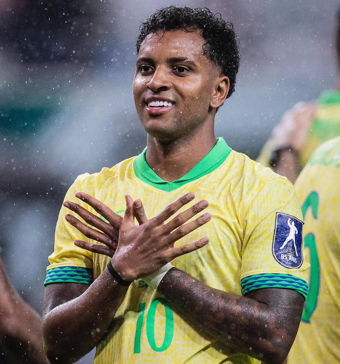 O atacante Rodrygo rompeu o ligamento cruzado anterior e do menisco lateral do joelho direito e está fora da Copa do Mundo de 2026. | Foto: CBF