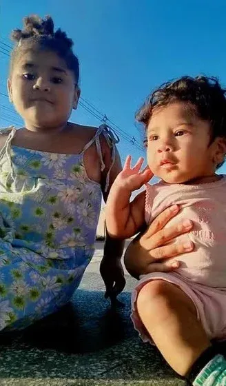 Foram enterradas Laura Santos Gomes, de 9 anos, e Aurora Santos Gomes, de 9 meses. | Foto: Redes Sociais