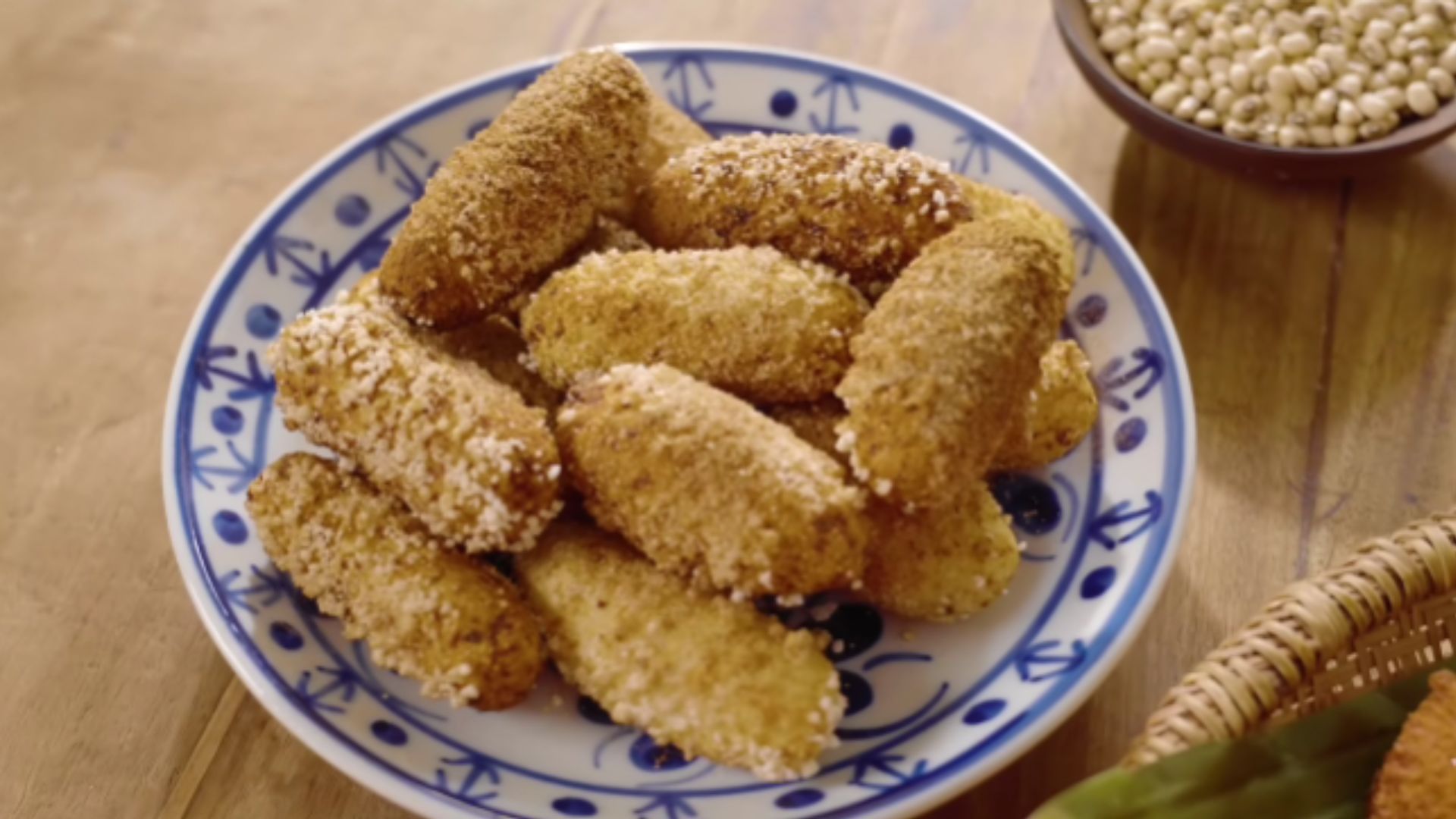 Bolinho de estudante é um dos doces típicos da Bahia | Imagem: reprodução/YouTube (@tastemadebrasil)