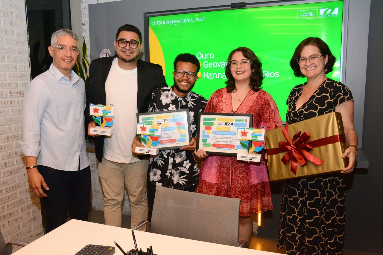 Geovane Souza e Hannah Rios, do Centro Universit&aacute;rio An&iacute;sio Teixeira (UNIFAT), em Feira de Santana, venceram o Outdoor Universit&aacute;rio 2025. | Foto: Divulga&ccedil;&atilde;o