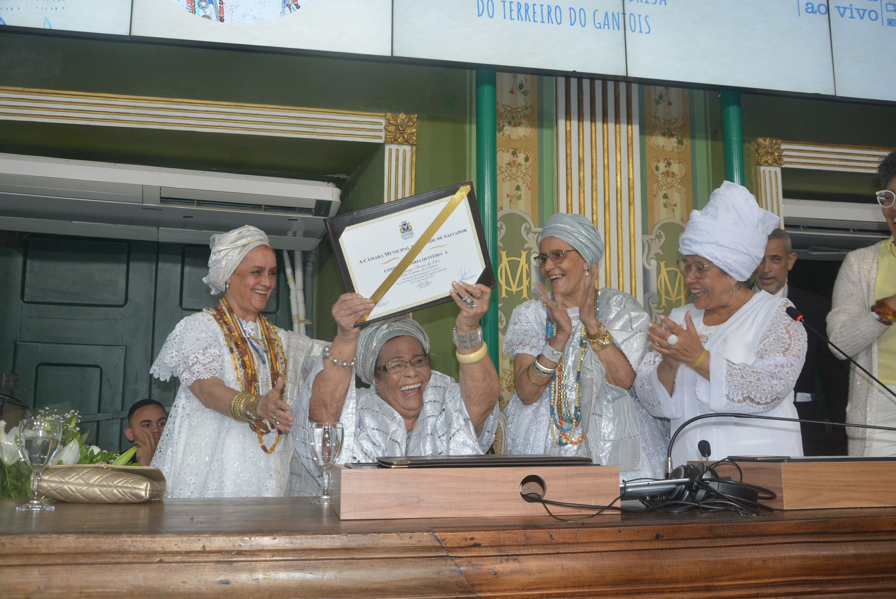 Câmara de Salvador homenageou Mãe Carmen do Gantois com Comenda Maria Quitéria, em 2023 | Foto: Valdemiro Lopes/CMS