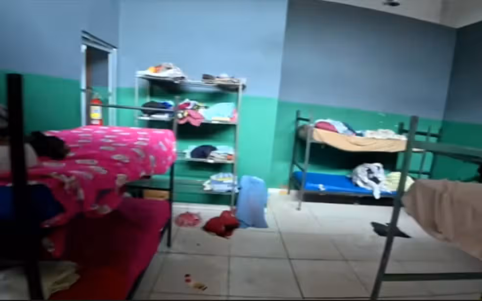 Uma operação da Polícia Civil resgatou 39 pacientes internados em uma clínica de reabilitação para dependentes químicos em Candeias. | Foto: TV Bahia