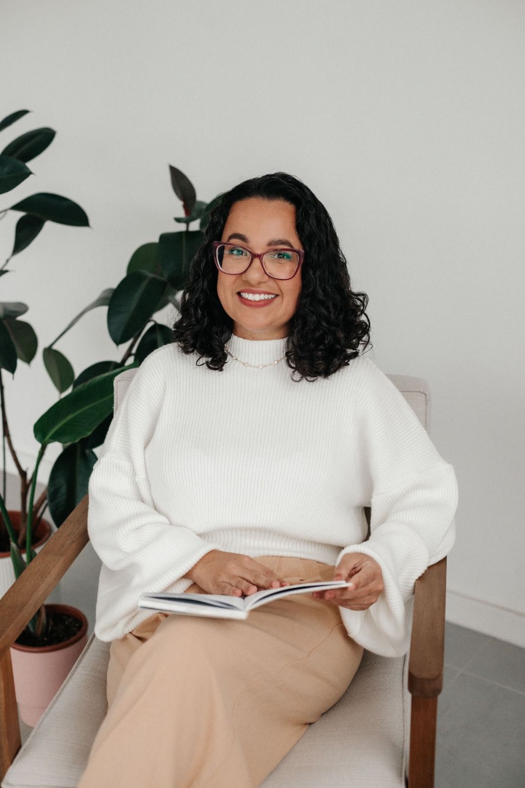 A jornalista Carla Sousa, autora do livro Biblioterapia & Mediação Afetuosa da Literatura, lançou recentemente o curso Biblioterapia na Educação. | Foto: Divulgação