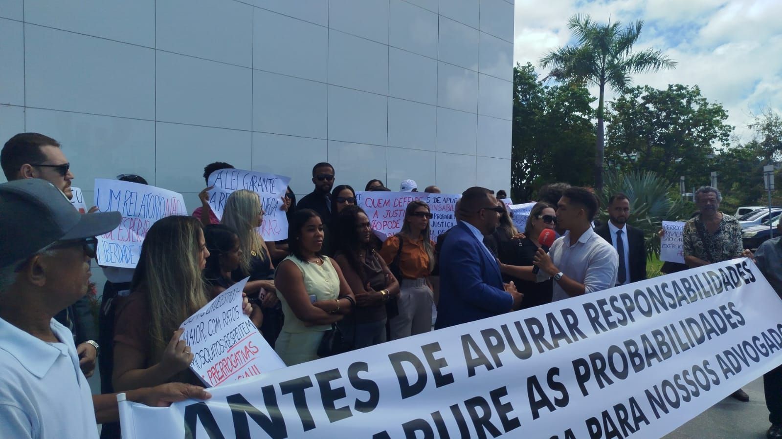Entre os pontos questionados pelos manifestantes est&atilde;o as condi&ccedil;&otilde;es oferecidas aos advogados que permanecem presos. | Foto: Redes Sociais