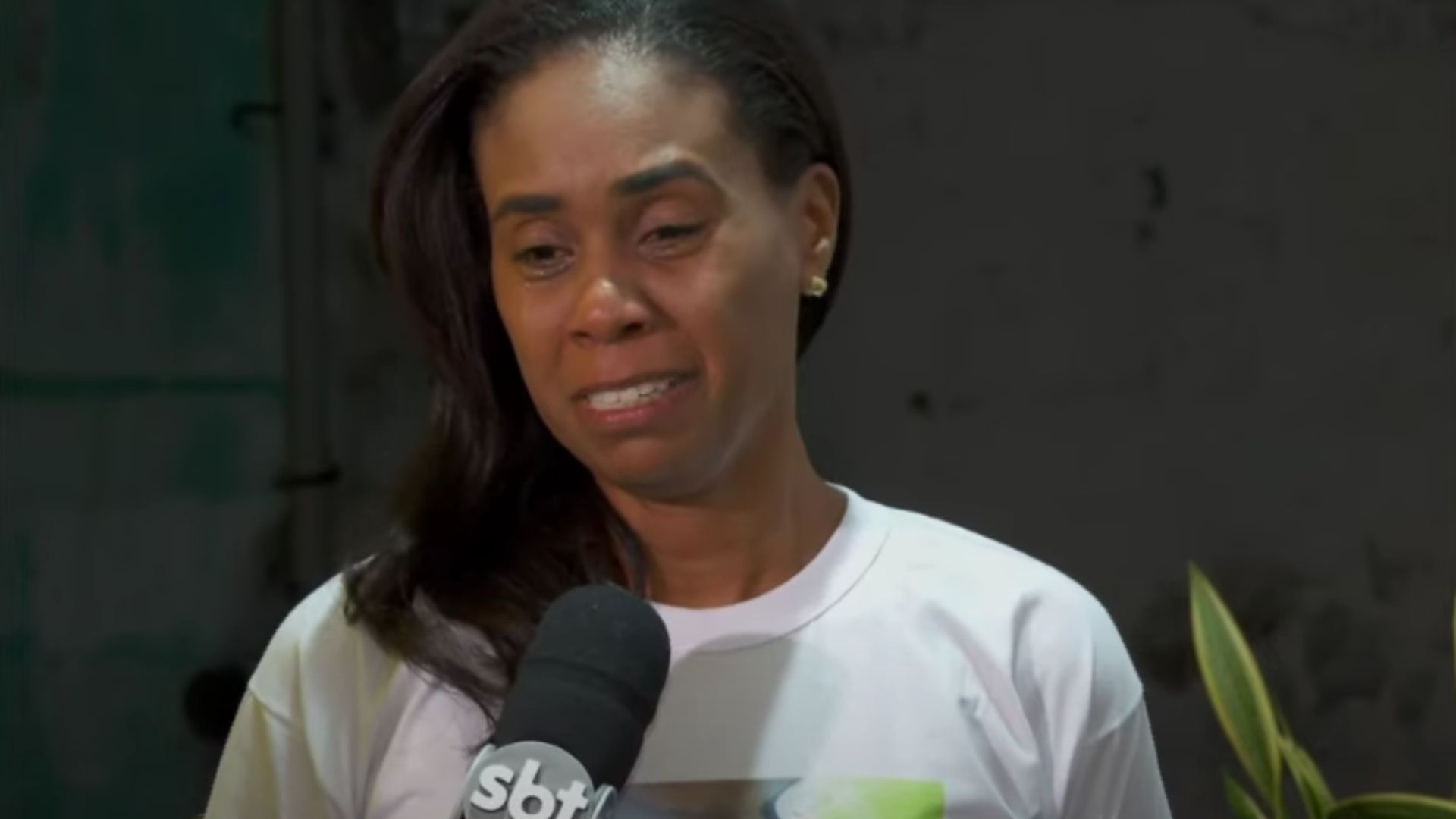 Priscila, mãe de Marcos Túlio, falou sobre a morte do filho em entrevista à TV Aratu | Imagem: TV Aratu