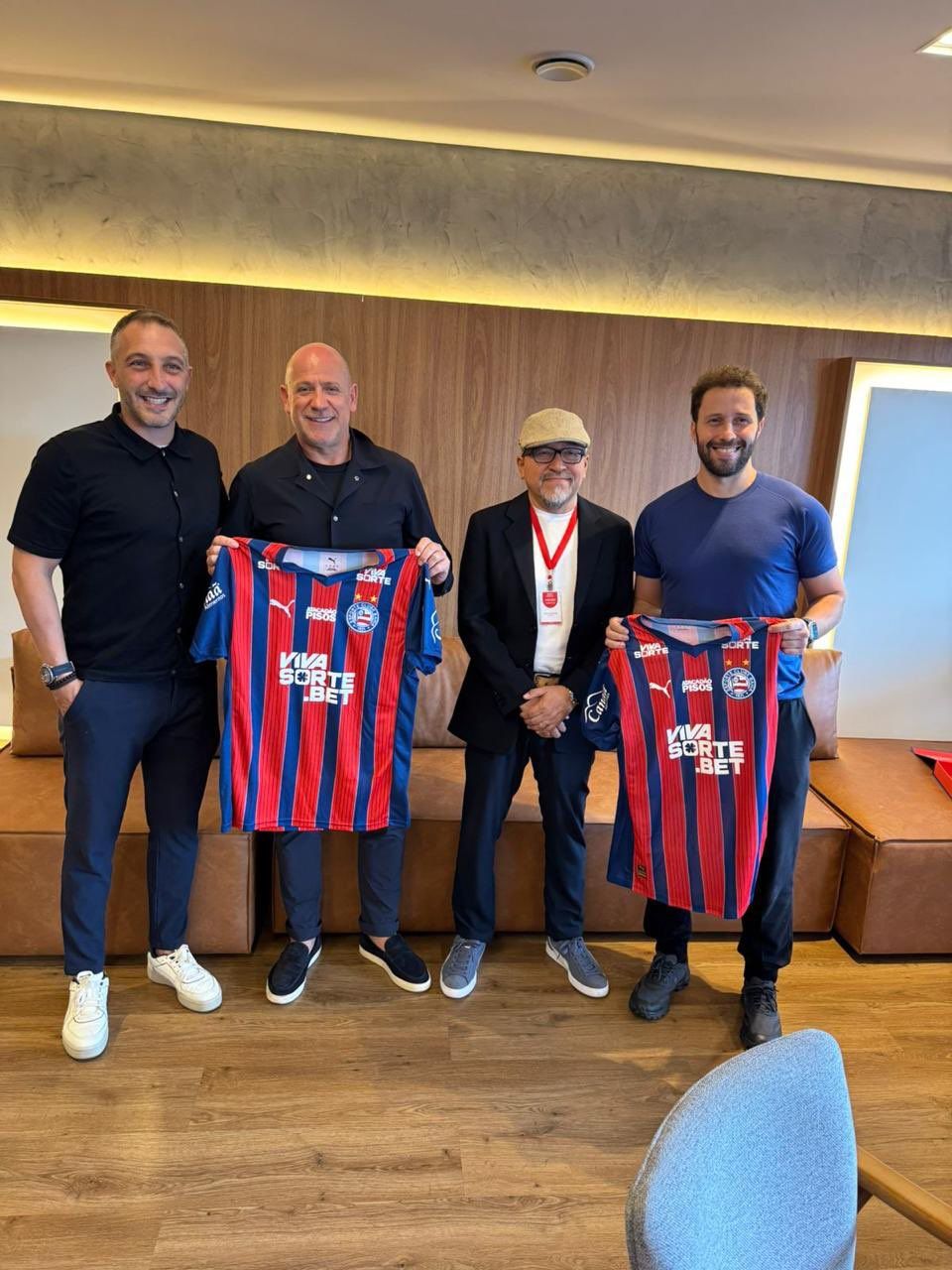 Representantes de Liga do Catar vão a jogo do Bahia após encontro com Bellintani | Foto: X