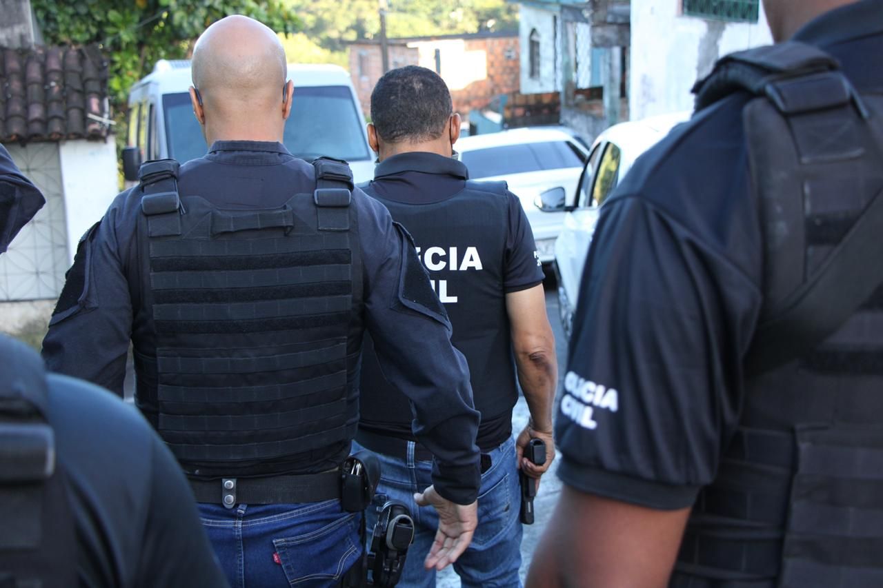 Um homem foi baleado dentro de um &ocirc;nibus na noite desta sexta-feira (26), na Estrada das Barreiras, no bairro do Cabula, em Salvador. | Foto: Ascom/PCBA