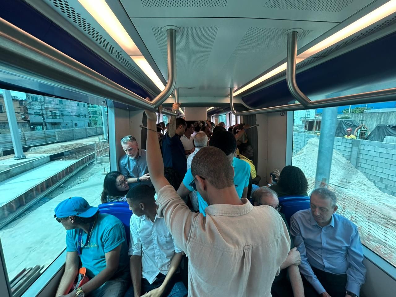 A viagem-teste reuniu o governador Jer&ocirc;nimo Rodrigues (PT), o ministro da Casa Civil, Rui Costa, deputados, vereadores e outras autoridades. | Foto: Matheus Caldas/Aratu On