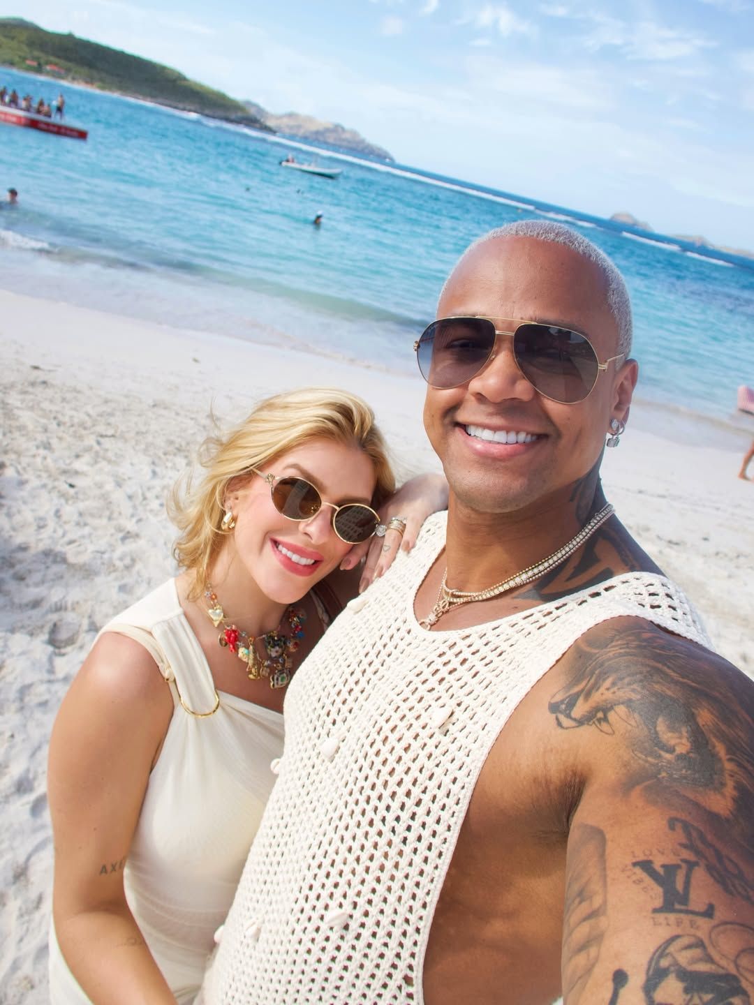 O momento tamb&eacute;m contou com a participa&ccedil;&atilde;o do marido, o cantor L&eacute;o Santana, que j&aacute; havia providenciado o p&atilde;o para ajudar a esposa. | Foto: Redes Sociais